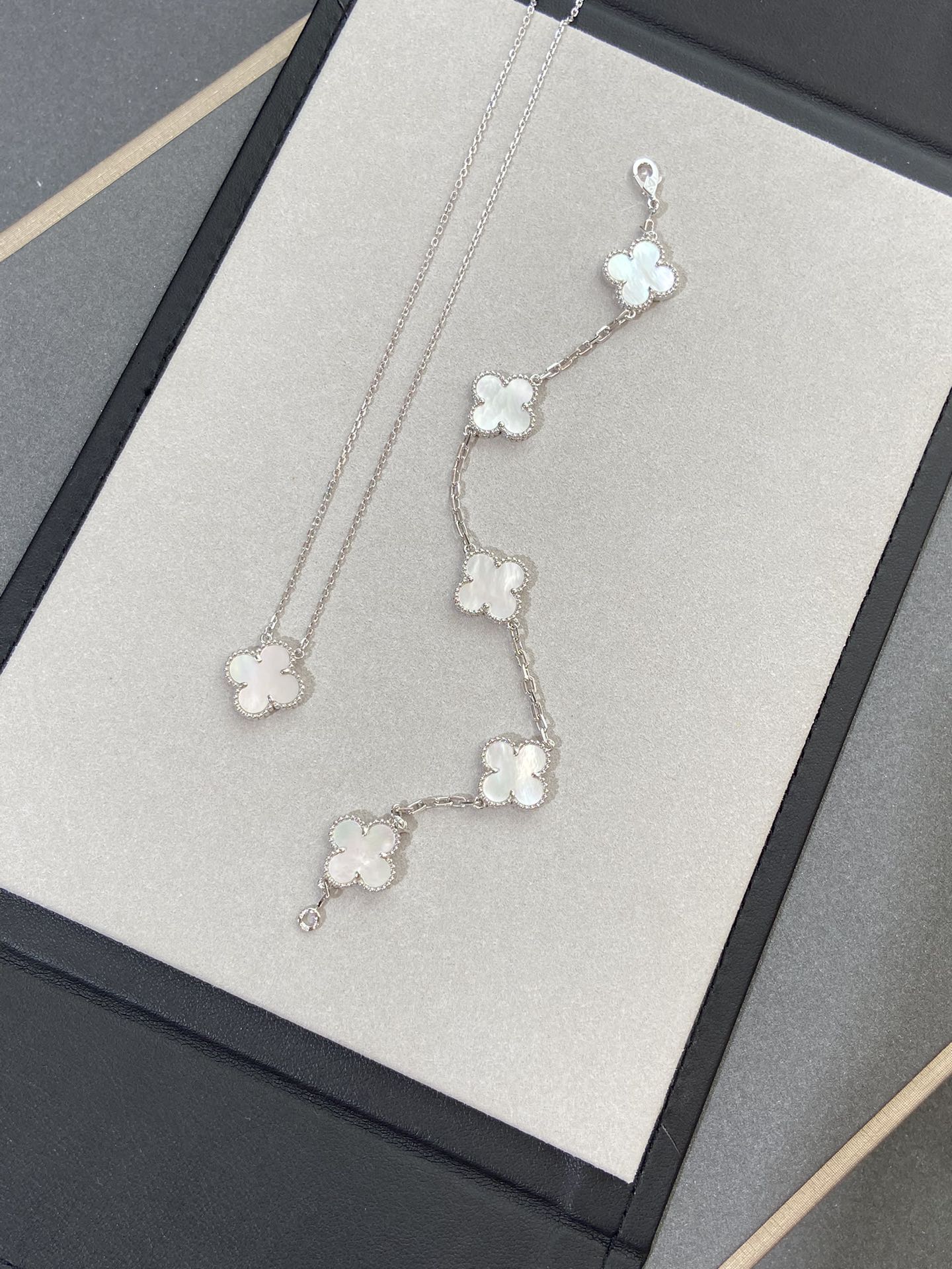 [Elowen Jewels]CLOVER WHITE PEARL MOP 5 MOTIF BRACELET COLLECTION
