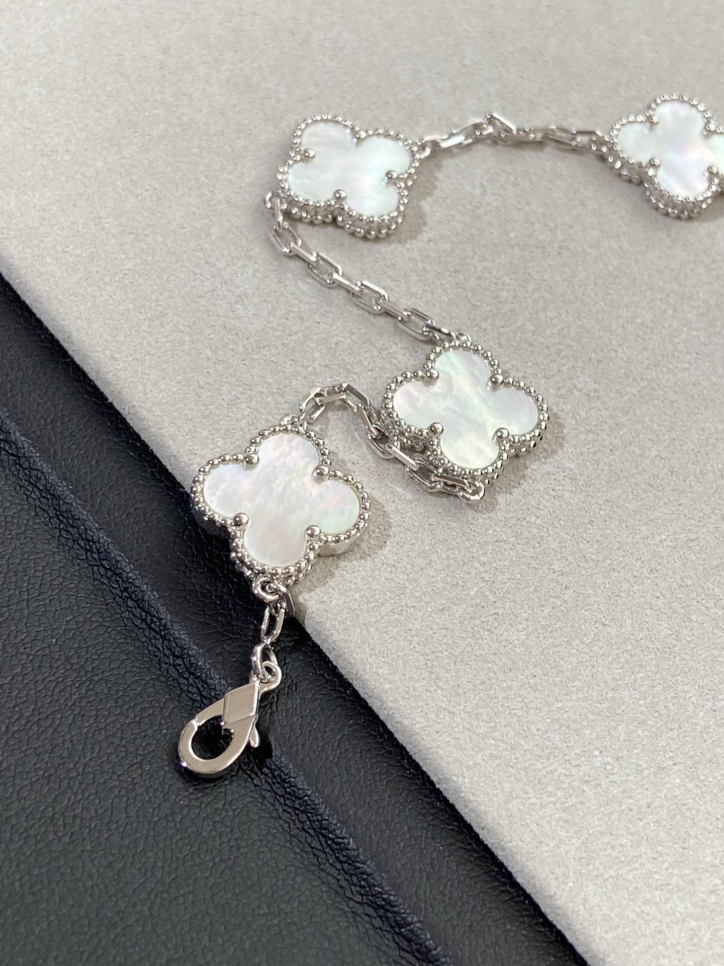 [Elowen Jewels]CLOVER WHITE PEARL MOP 5 MOTIF BRACELET COLLECTION
