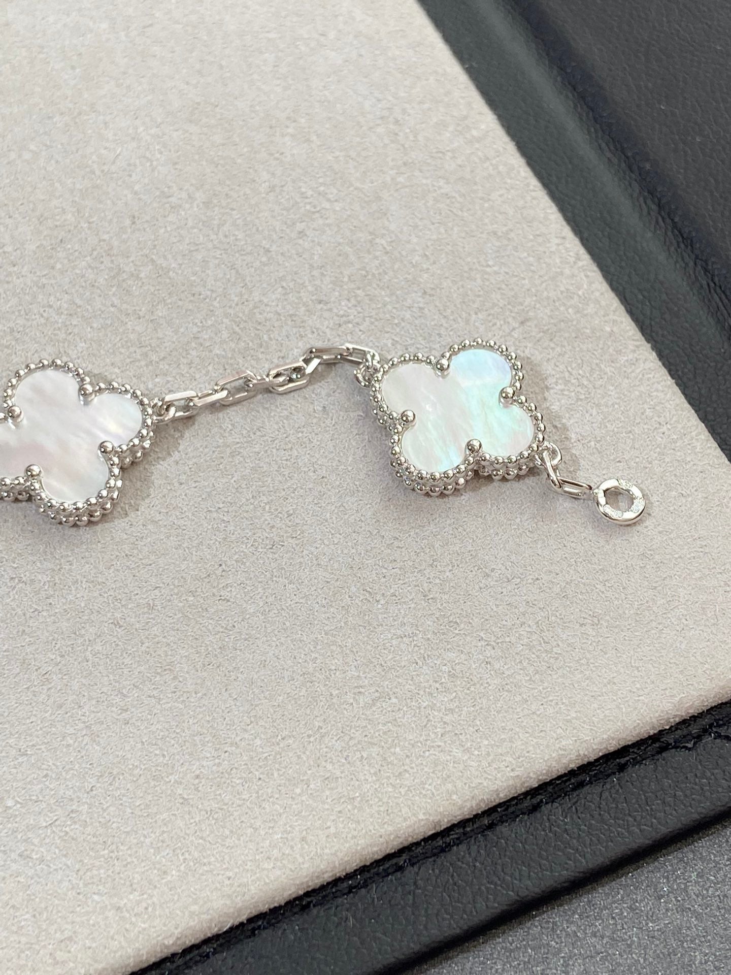 [Elowen Jewels]CLOVER WHITE PEARL MOP 5 MOTIF BRACELET COLLECTION