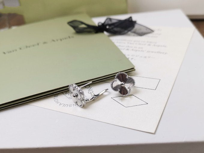 [Elowen Jewels]CLOVER MEDIUM STUD EARRINGS