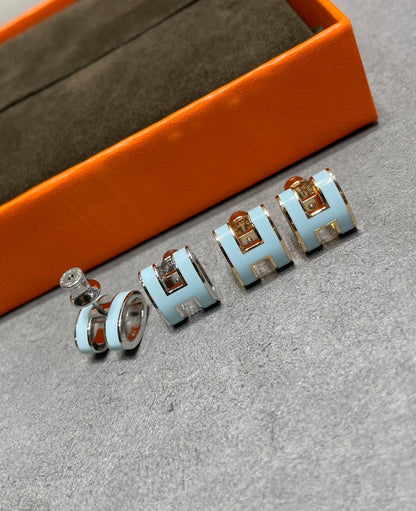 [Elowen Jewels]POP H SKY BLUE STUD EARRINGS