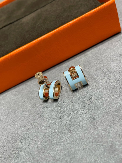 [Elowen Jewels]POP H SKY BLUE STUD EARRINGS