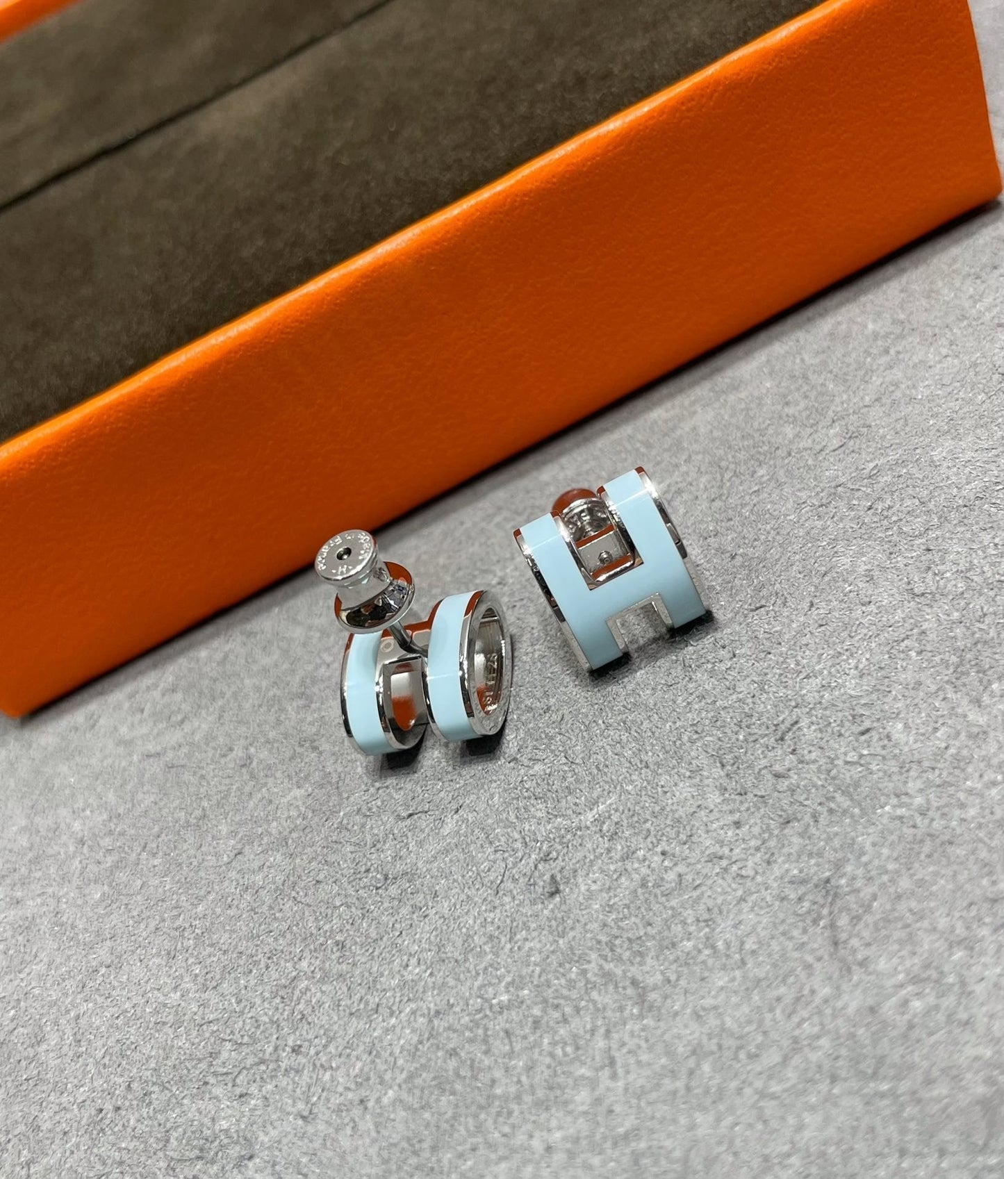 [Elowen Jewels]POP H SKY BLUE STUD EARRINGS