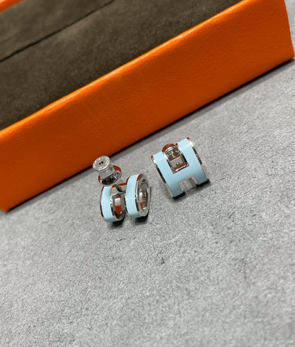[Elowen Jewels]POP H SKY BLUE STUD EARRINGS