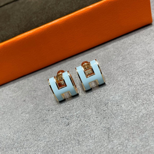 [Elowen Jewels]POP H SKY BLUE STUD EARRINGS