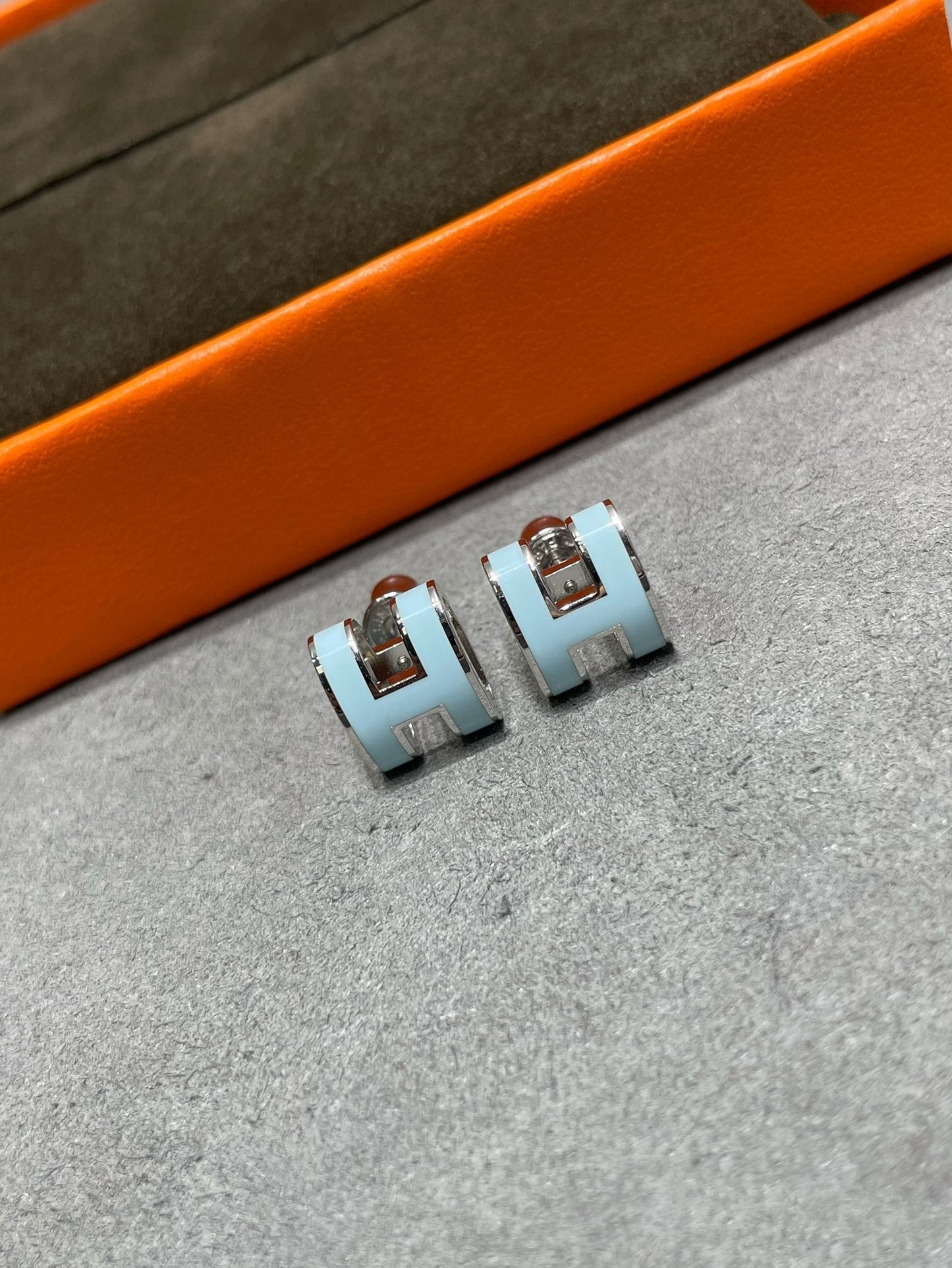 [Elowen Jewels]POP H SKY BLUE STUD EARRINGS