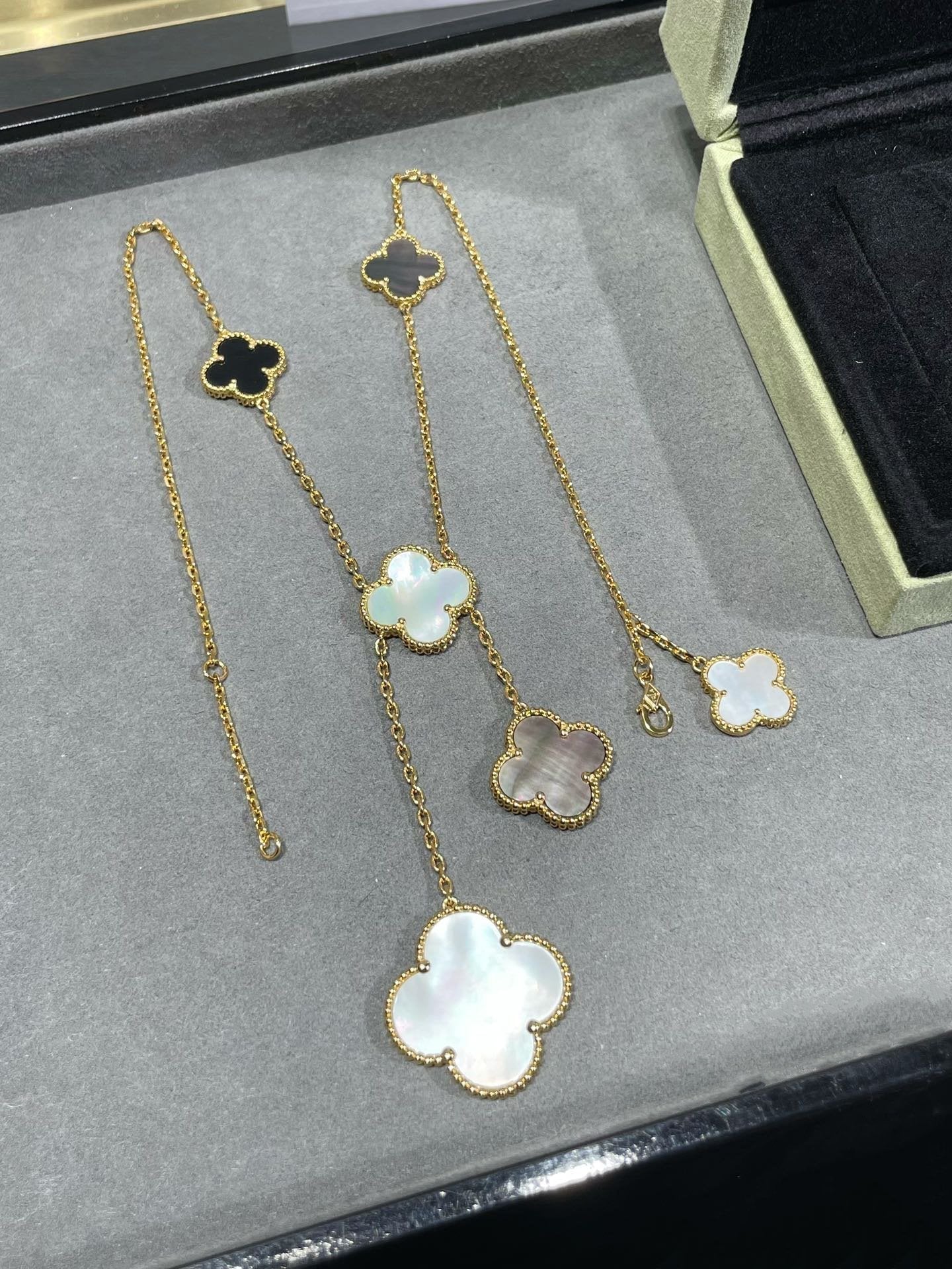 [Elowen Jewels]CLOVER 6 MOTIF MOP ONYX GOLD NECKLACE