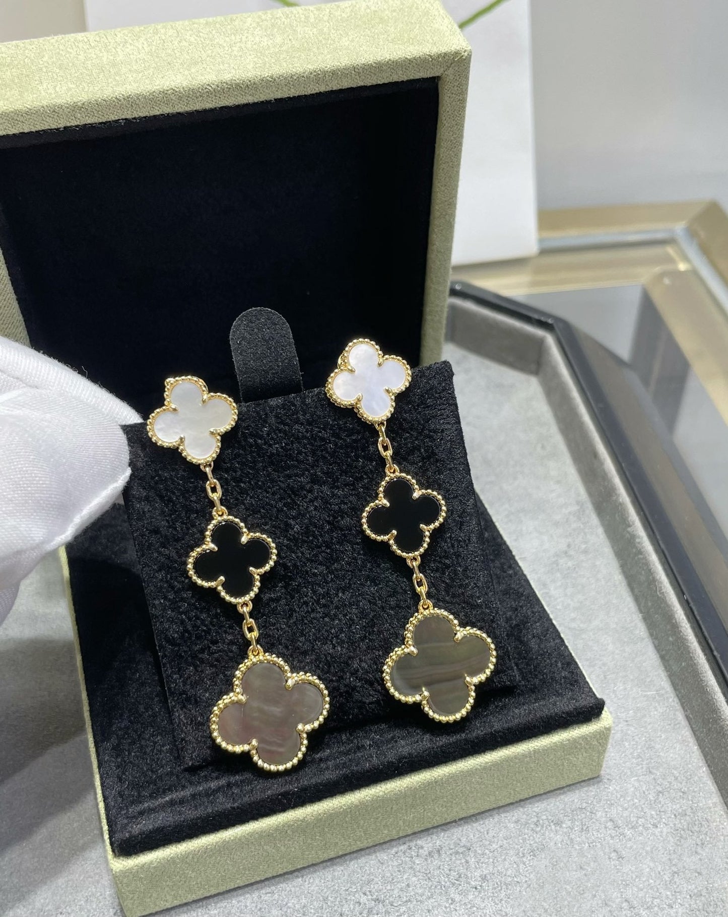 [Elowen Jewels]CLOVER 3 MOTIF MOP ONYX DARK MOP PINK GOLD EARRINGS
