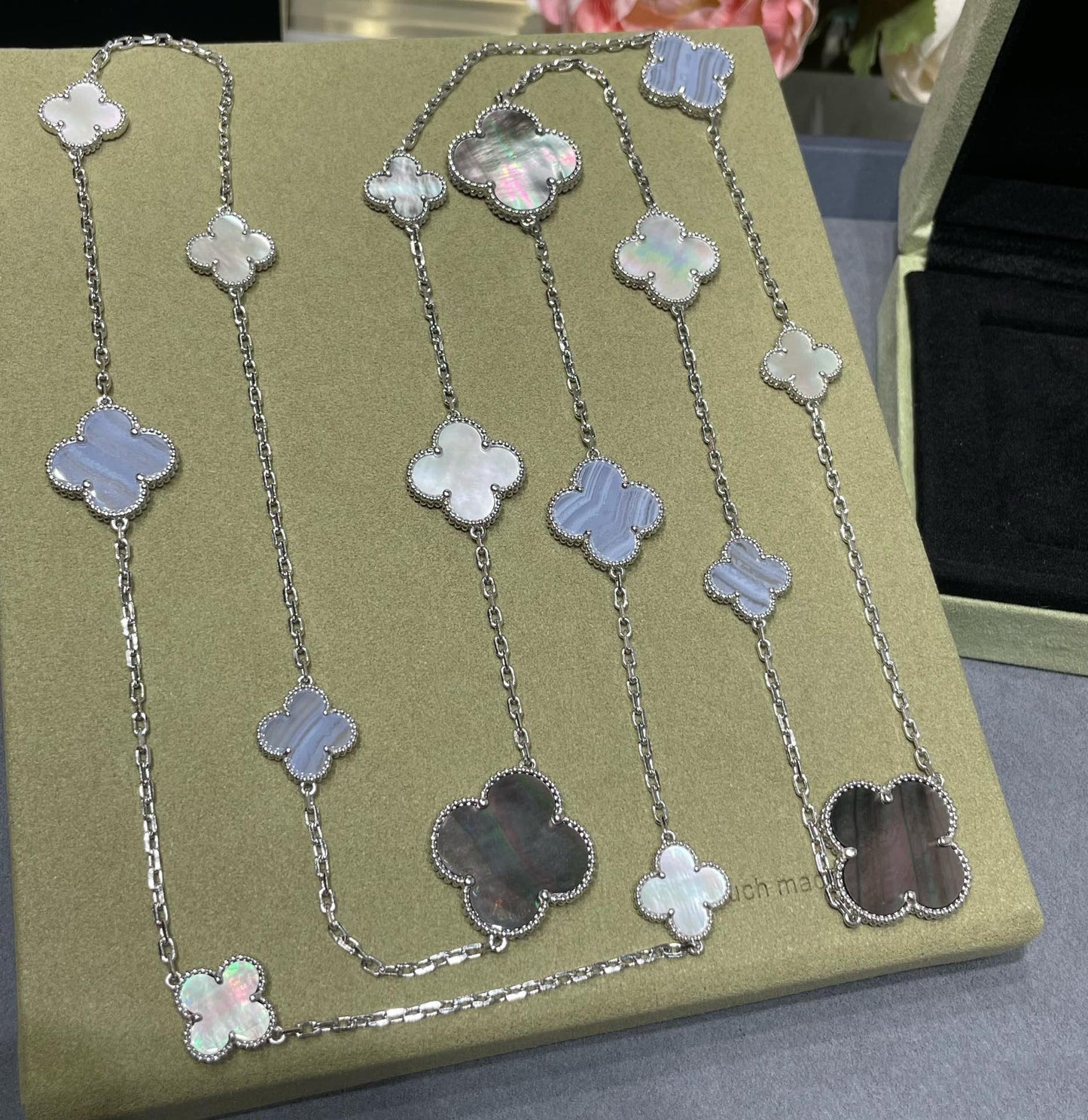 [Elowen Jewels]CLOVER 16 MOTIF CHALCEDONY MOP SILVER NECKLACE