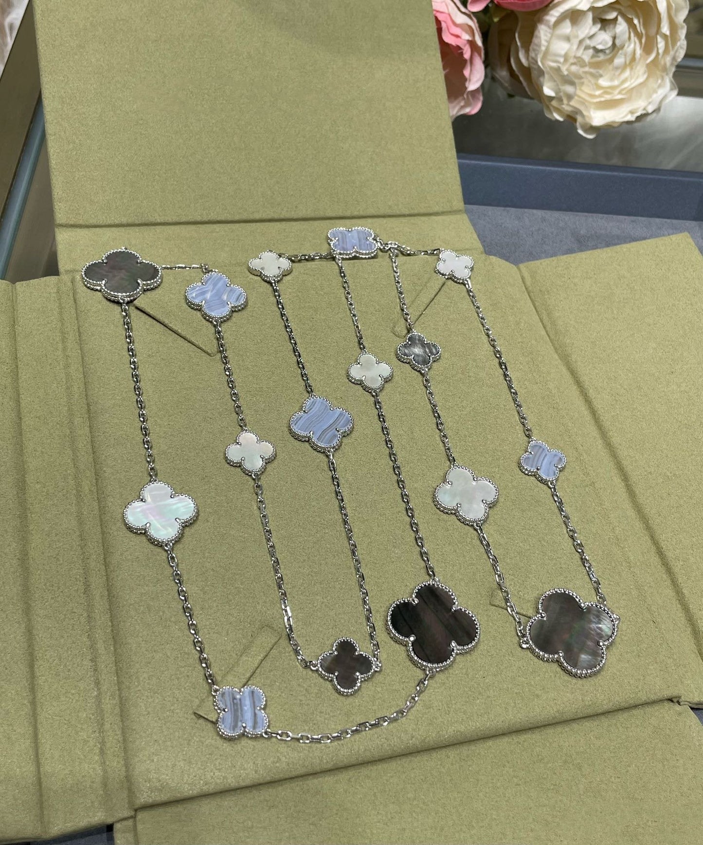 [Elowen Jewels]CLOVER 16 MOTIF CHALCEDONY MOP SILVER NECKLACE