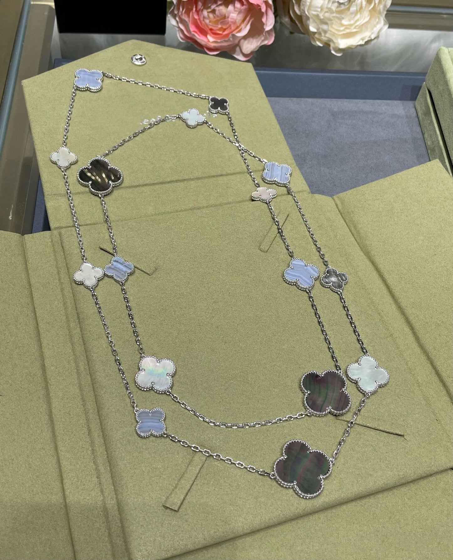 [Elowen Jewels]CLOVER 16 MOTIF CHALCEDONY MOP SILVER NECKLACE