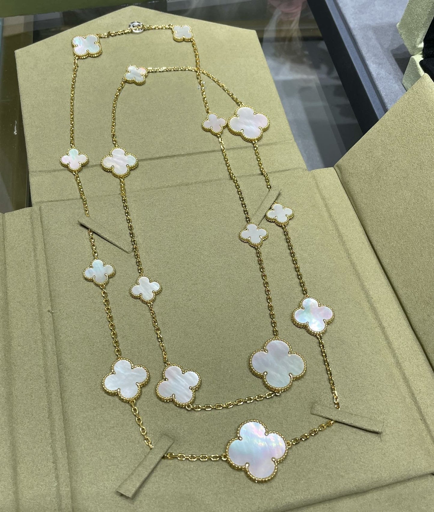 [Elowen Jewels]CLOVER 16 MOTIF WHITE MOP GOLD NECKLACE