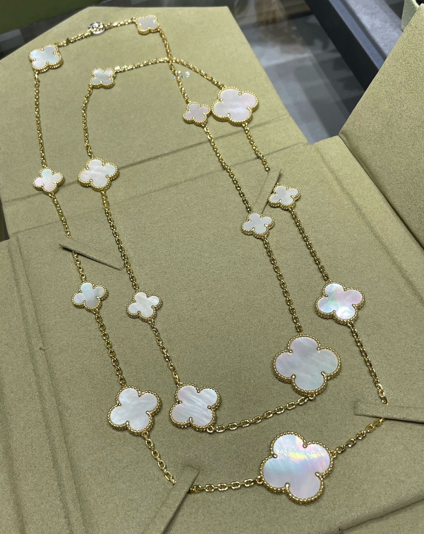 [Elowen Jewels]CLOVER 16 MOTIF WHITE MOP GOLD NECKLACE