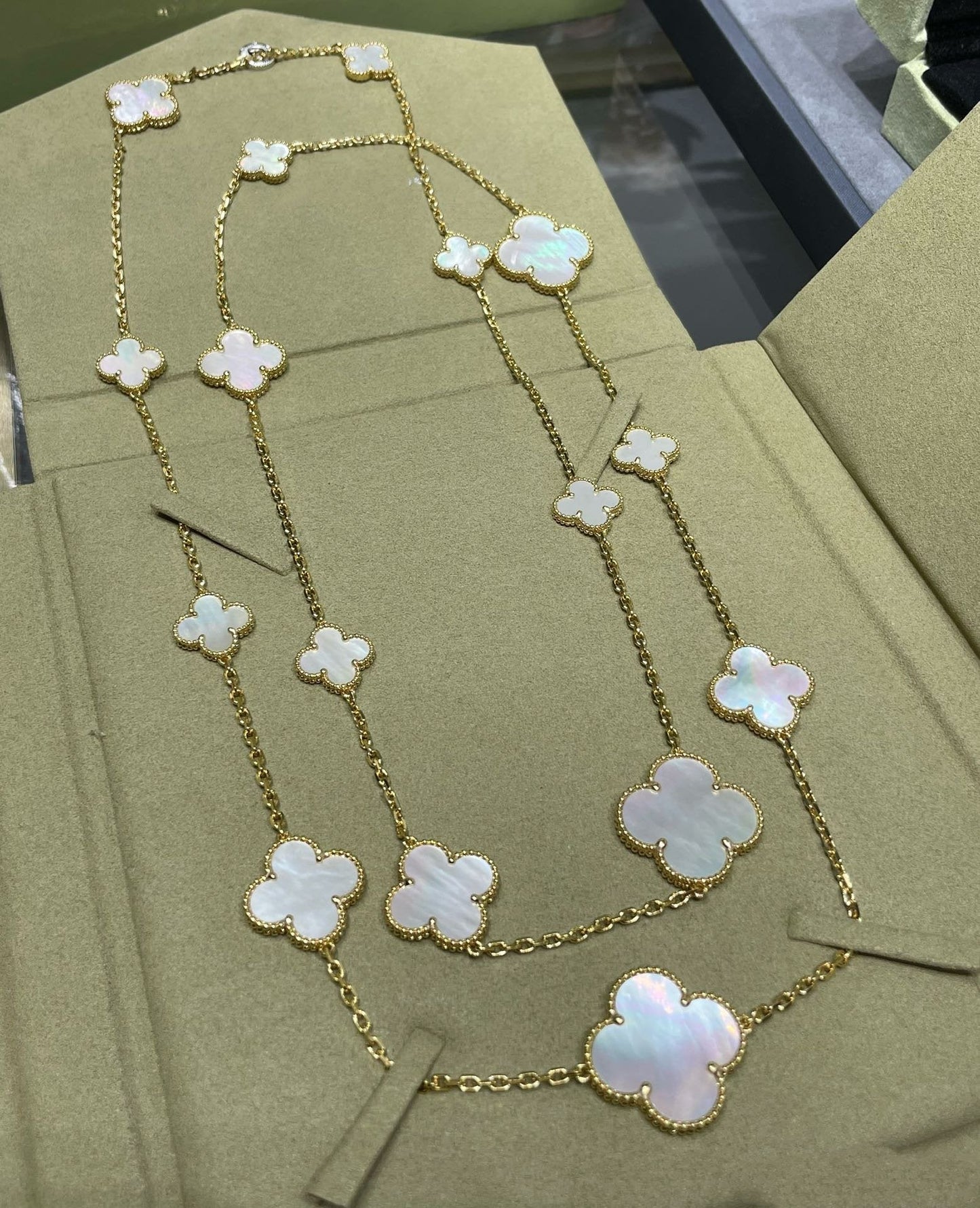 [Elowen Jewels]CLOVER 16 MOTIF WHITE MOP GOLD NECKLACE