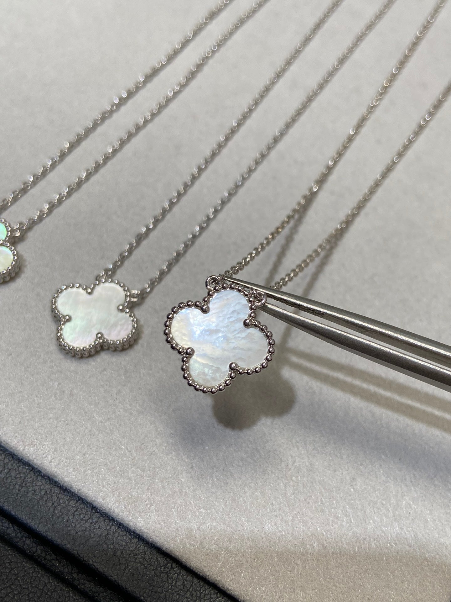 [Elowen Jewels]CLOVER MEDIUM SILVER WHITE MOP NECKLACE