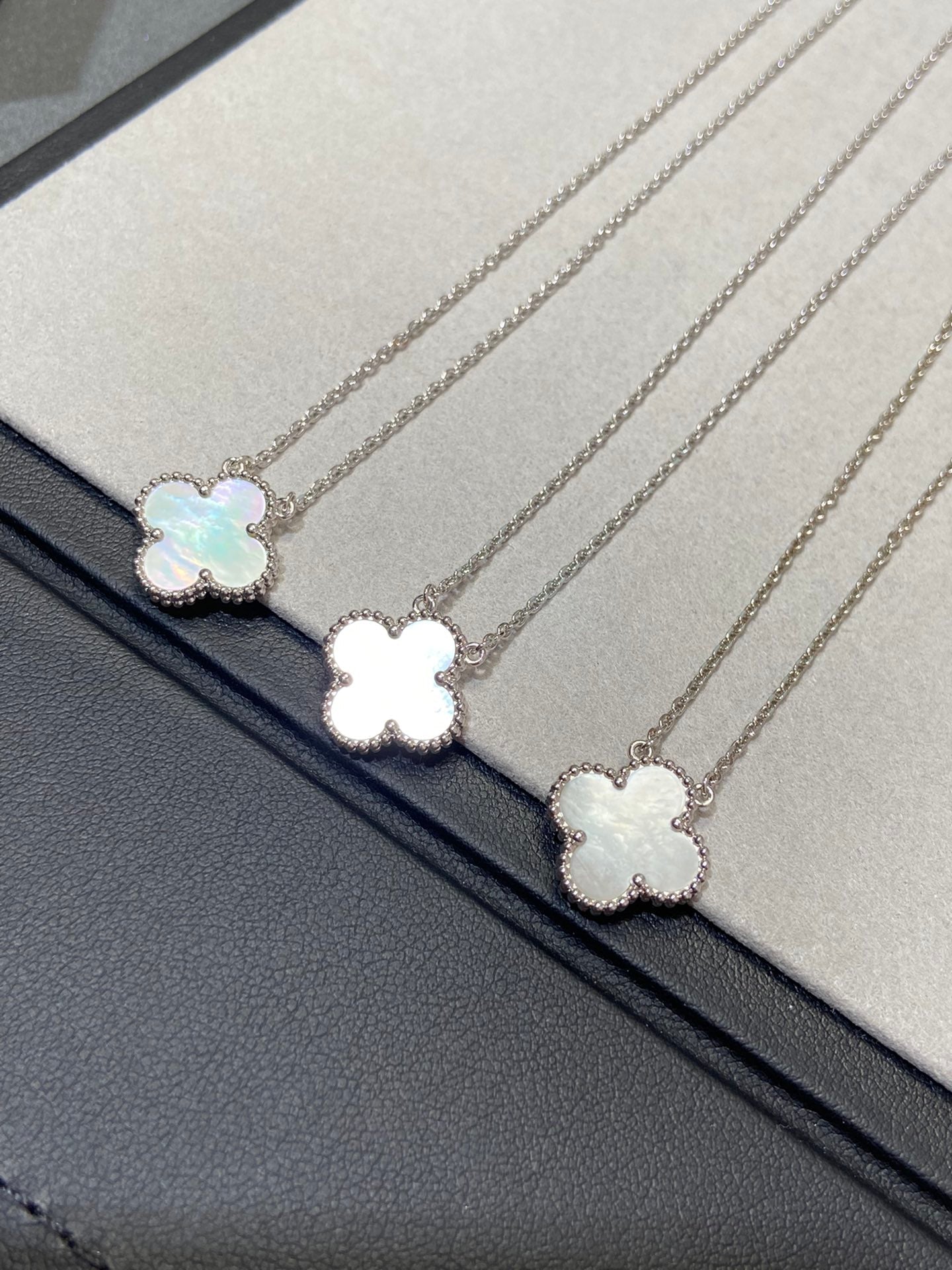 [Elowen Jewels]CLOVER MEDIUM SILVER WHITE MOP NECKLACE