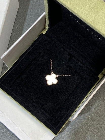 [Elowen Jewels]CLOVER MEDIUM SILVER WHITE MOP NECKLACE