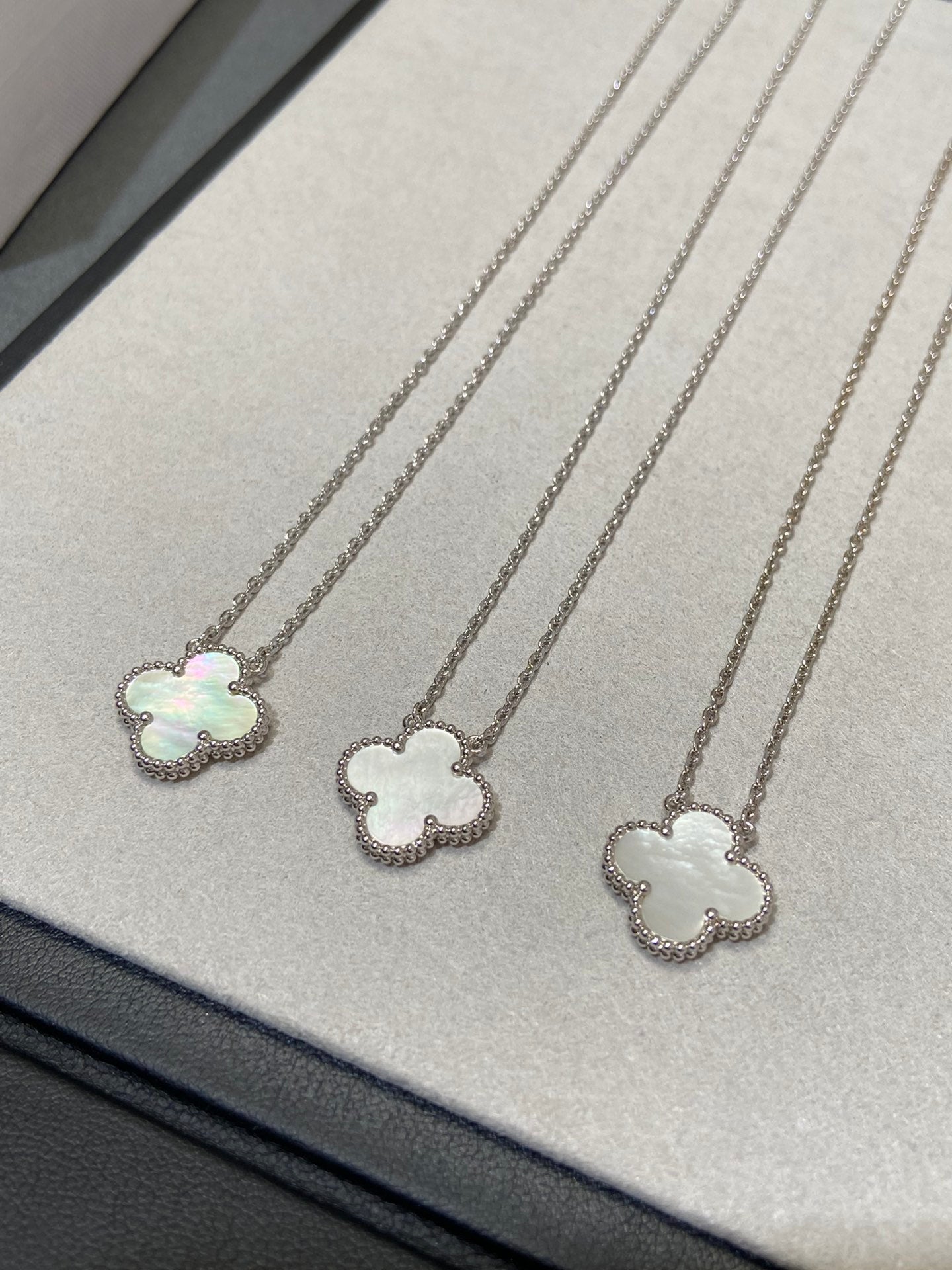 [Elowen Jewels]CLOVER MEDIUM SILVER WHITE MOP NECKLACE
