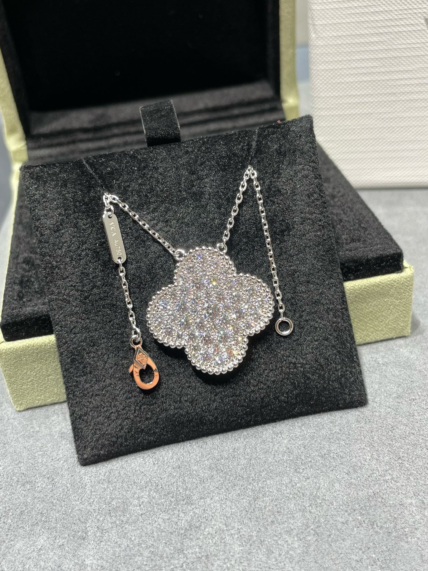 [Elowen Jewels]CLOVER 25MM LARGE PENDANT DIAMOND PAVED SILVER NECKLACE
