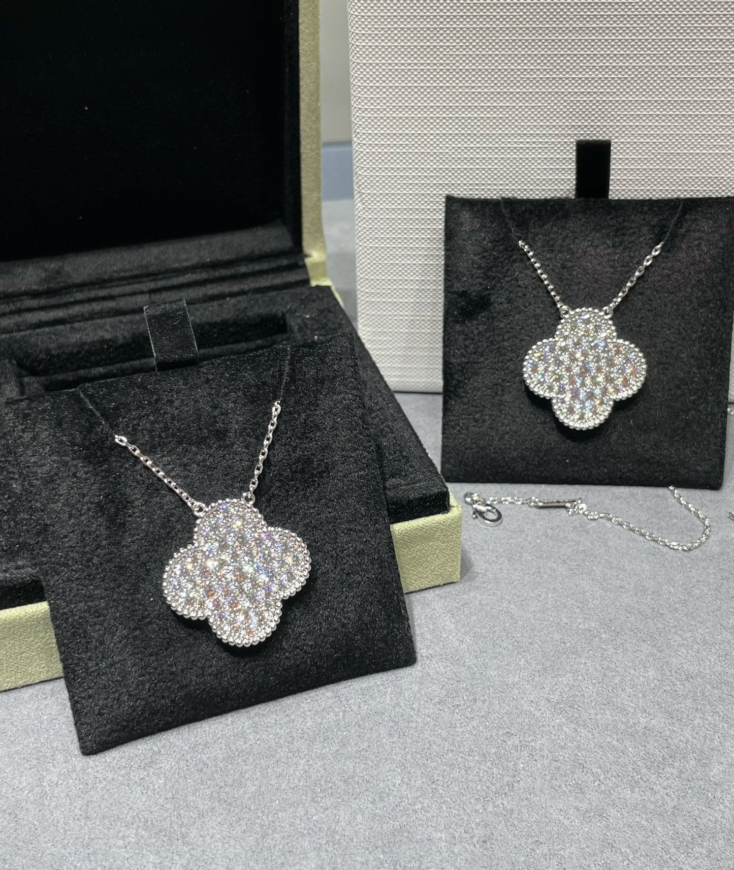 [Elowen Jewels]CLOVER 25MM LARGE PENDANT DIAMOND PAVED SILVER NECKLACE