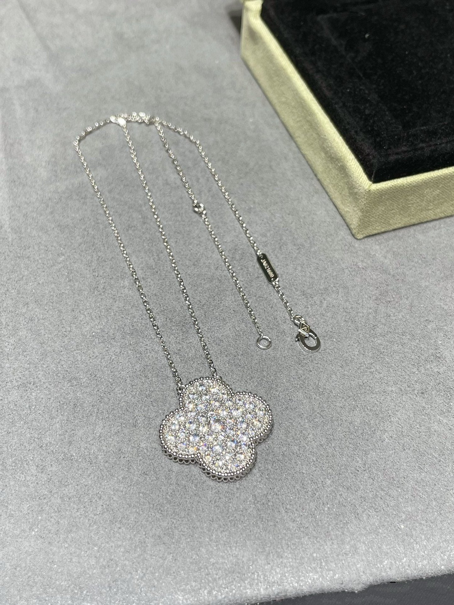 [Elowen Jewels]CLOVER 25MM LARGE PENDANT DIAMOND PAVED SILVER NECKLACE