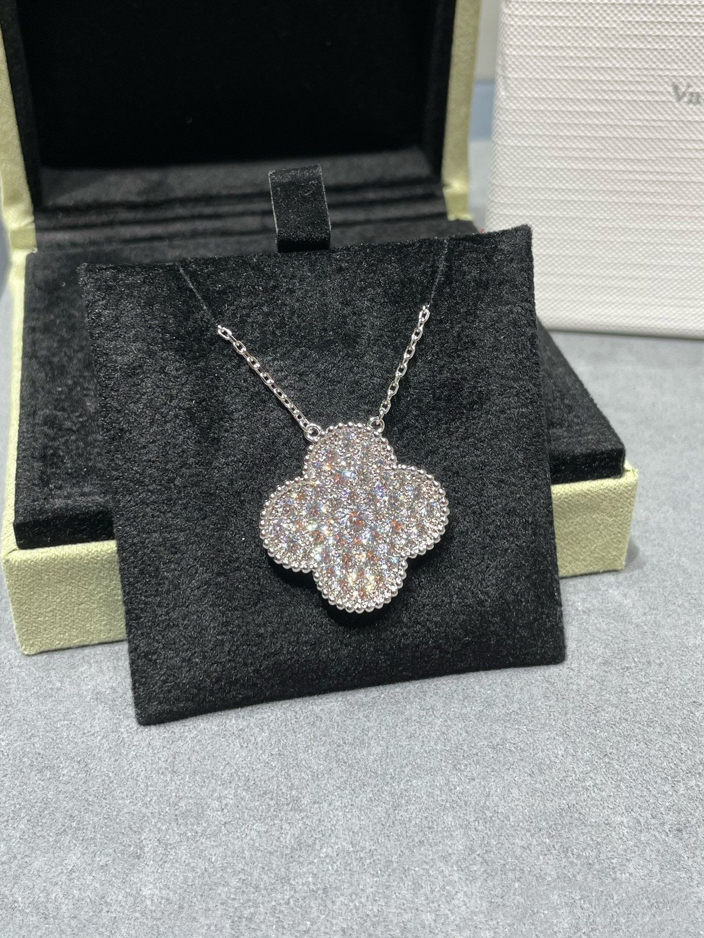 [Elowen Jewels]CLOVER 25MM LARGE PENDANT DIAMOND PAVED SILVER NECKLACE