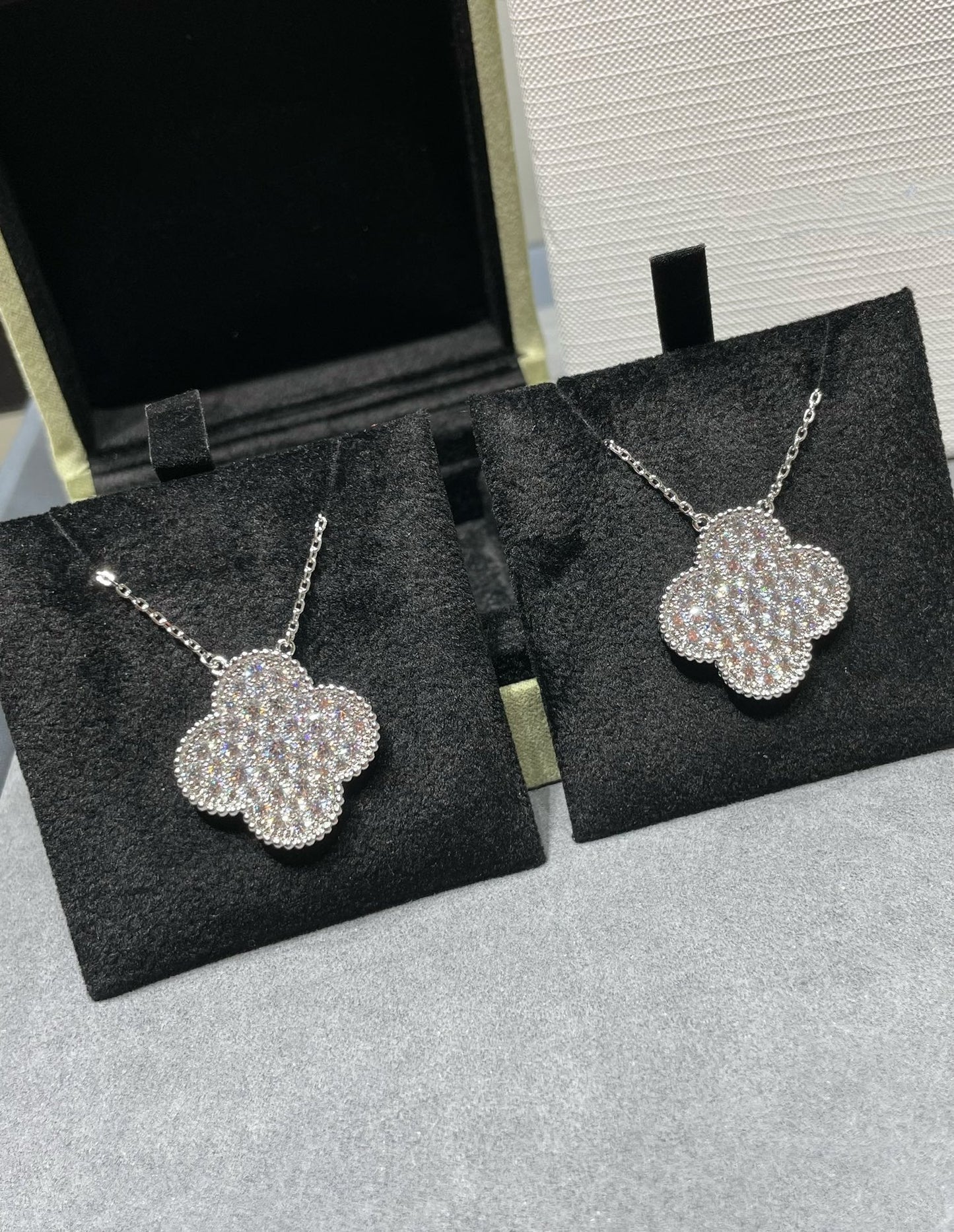 [Elowen Jewels]CLOVER 25MM LARGE PENDANT DIAMOND PAVED SILVER NECKLACE