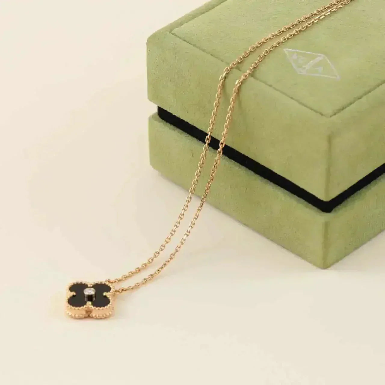 [Elowen Jewels]CLOVER 15MM DIAMOND ONYX NECKLACE