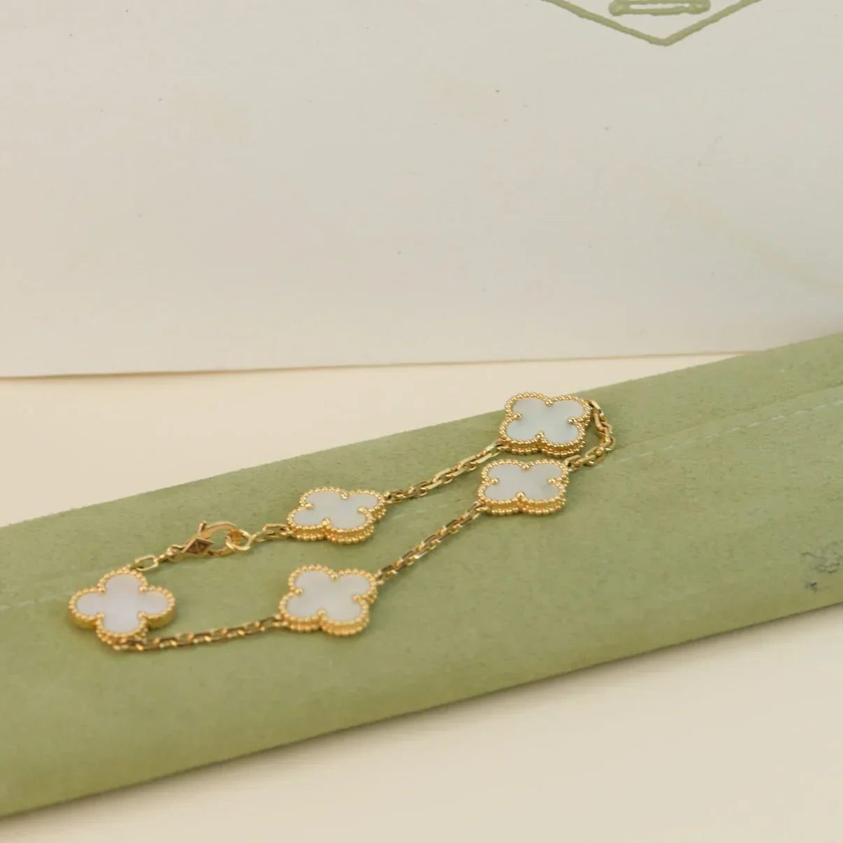 [Elowen Jewels]CLOVER WHITE PEARL MOP 5 MOTIF BRACELET COLLECTION