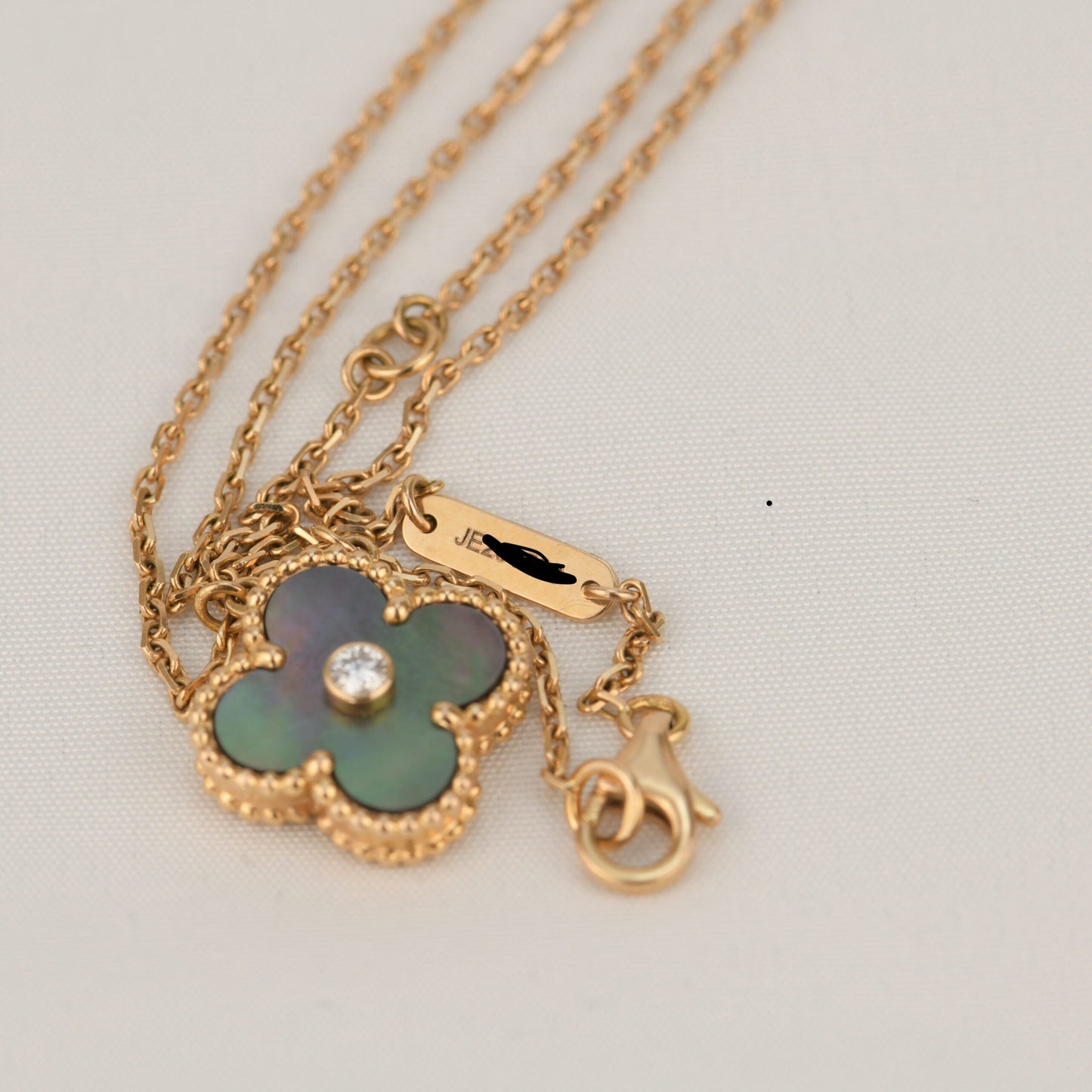 [Elowen Jewels]CLOVER 15MM DIAMOND AND MOTHER-OF-GREY NECKLACE