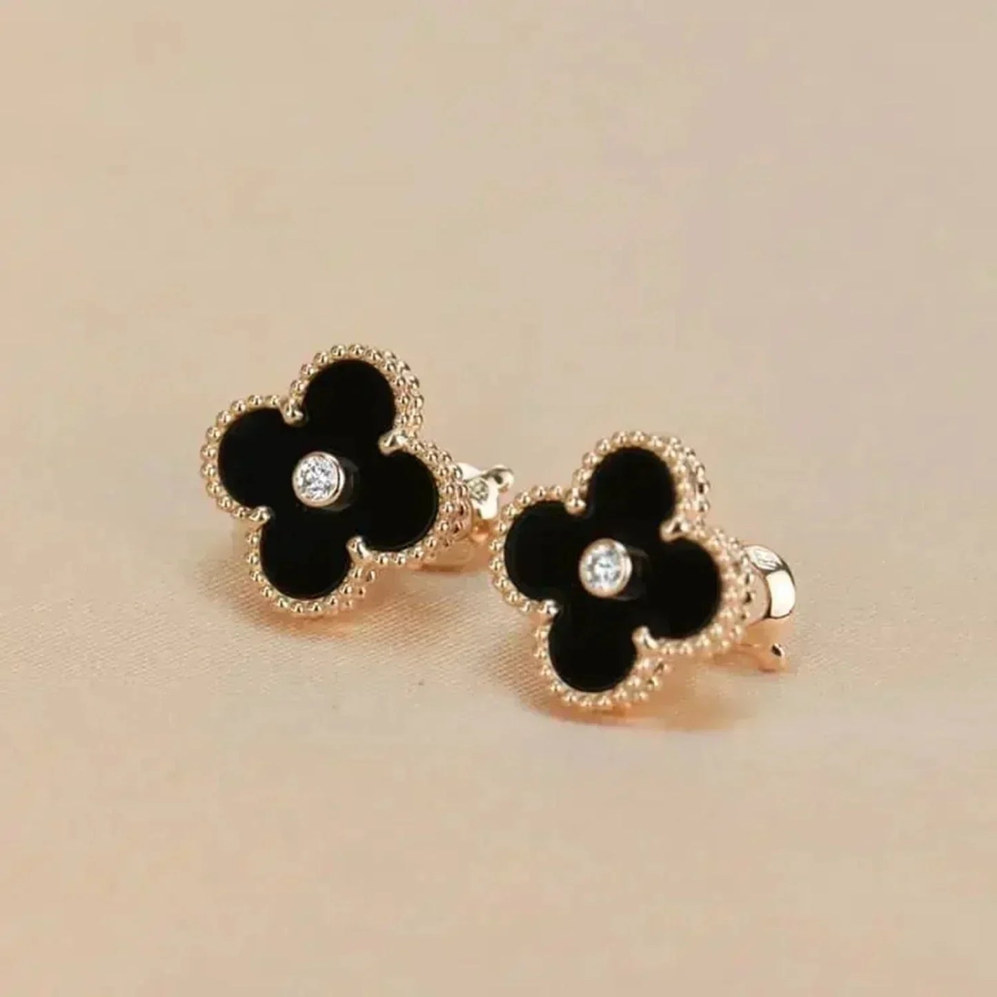 [Elowen Jewels]CLOVER MEDIUM 1 MOTIFS ONYX DIAMOND EARRINGS