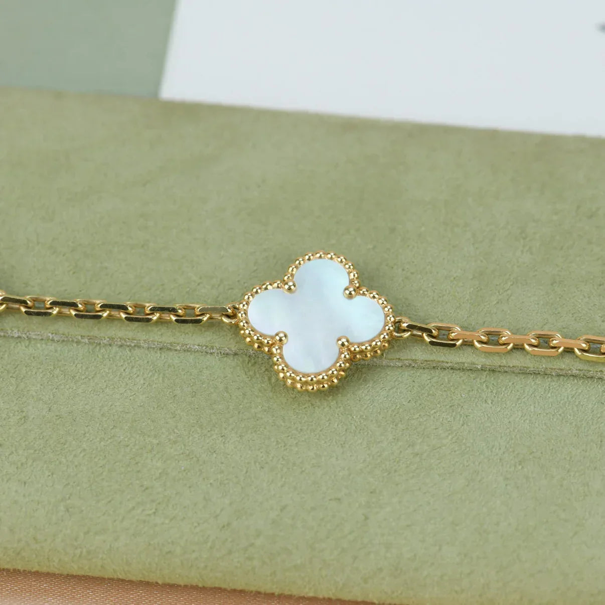 [Elowen Jewels]CLOVER WHITE PEARL MOP 5 MOTIF BRACELET COLLECTION