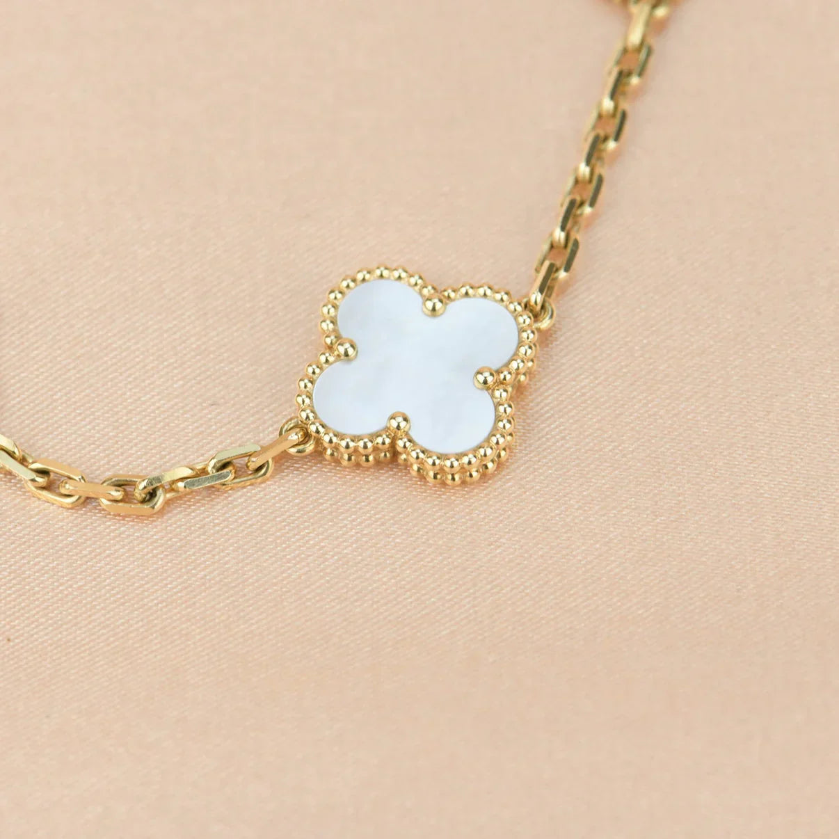 [Elowen Jewels]CLOVER WHITE PEARL MOP 5 MOTIF BRACELET COLLECTION