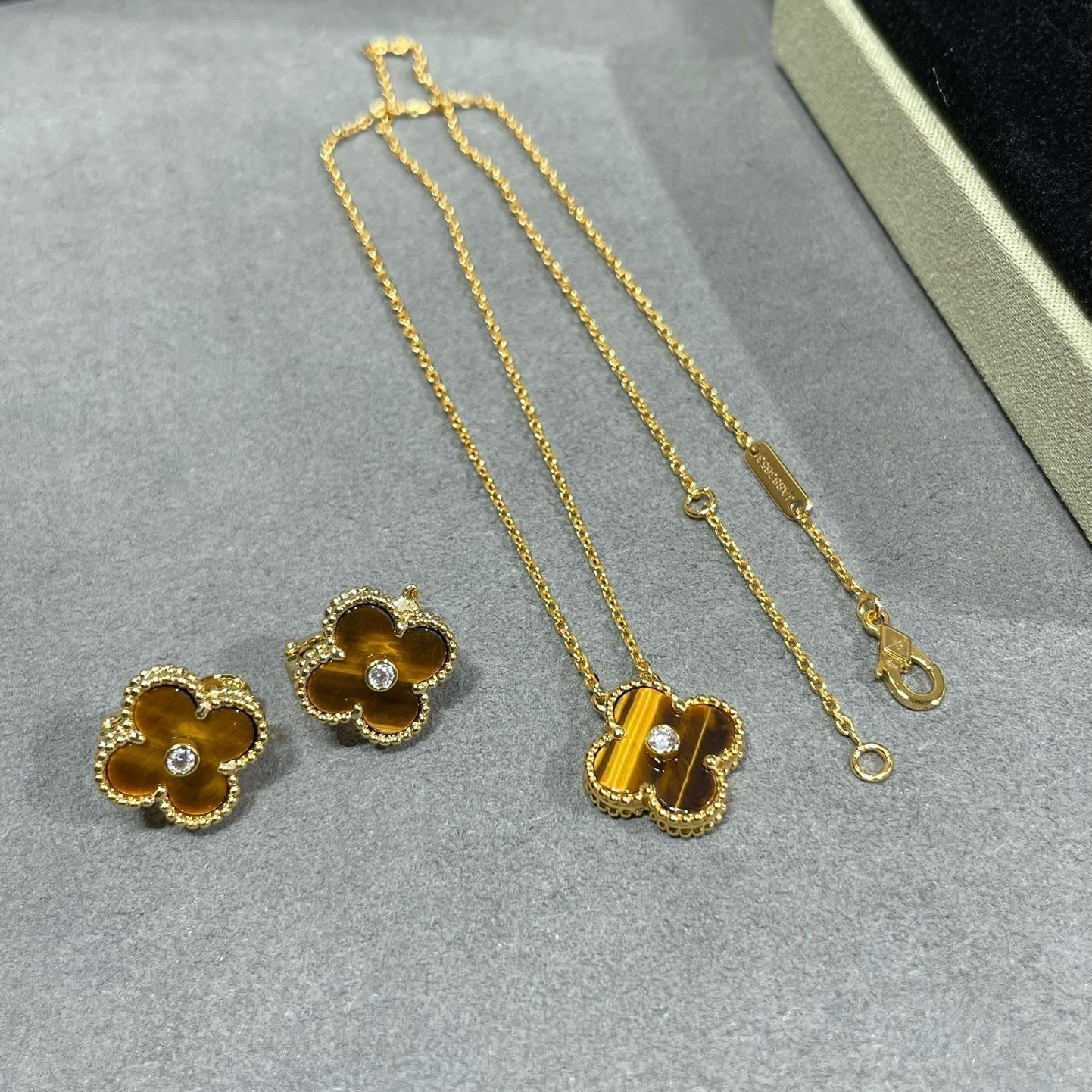 [Elowen Jewels]CLOVER 15MM DIAMOND AND YELLOW TIGER'S EYE AGATE necklace