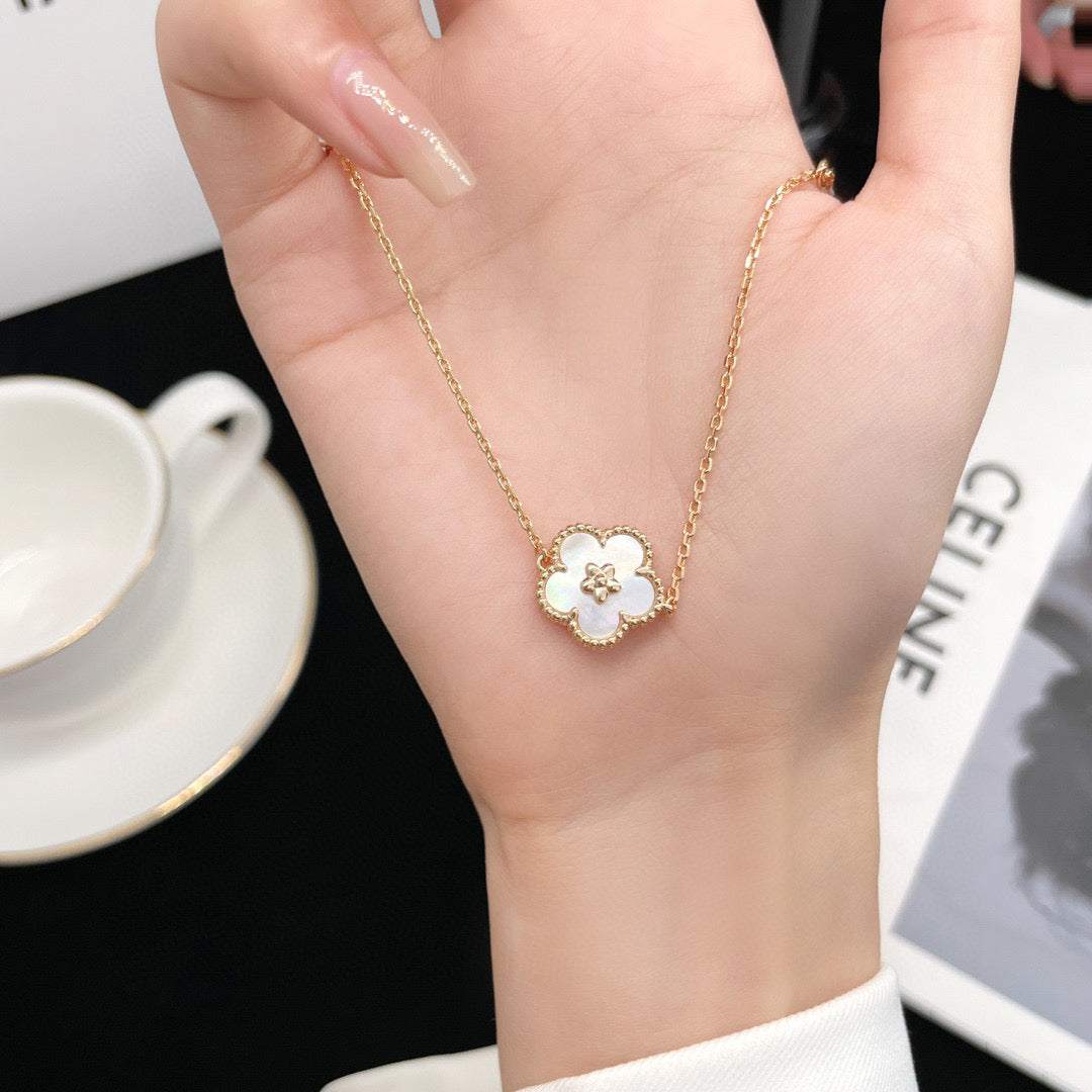 [Elowen Jewels]LUCKY WHITE MOP PLUM BLOSSOM  BRACELET