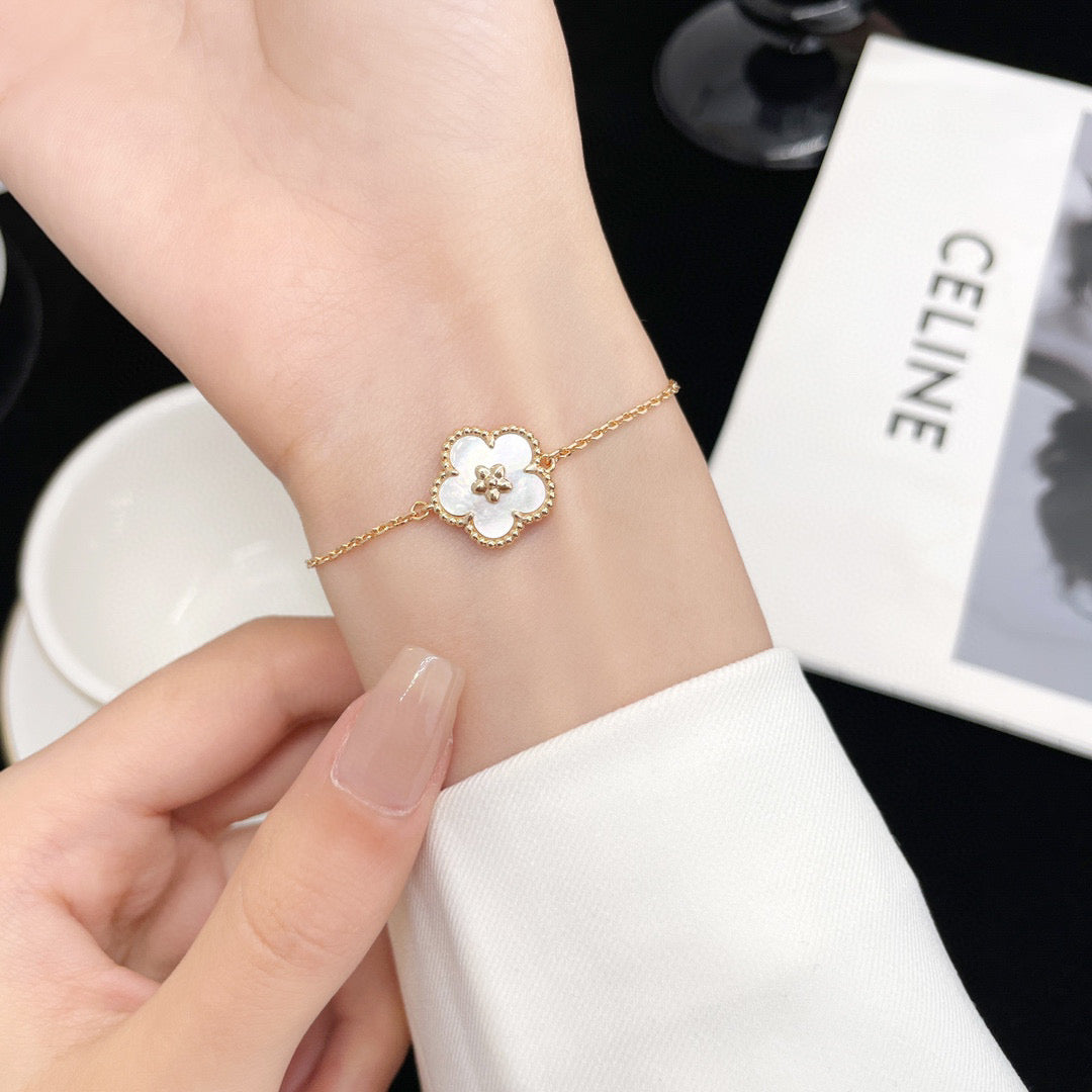 [Elowen Jewels]LUCKY WHITE MOP PLUM BLOSSOM  BRACELET