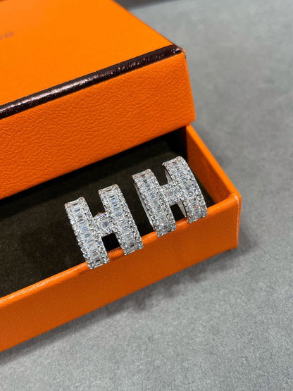 [Elowen Jewels]H STUD EARRINGS WITH SILVER DIAMONDS