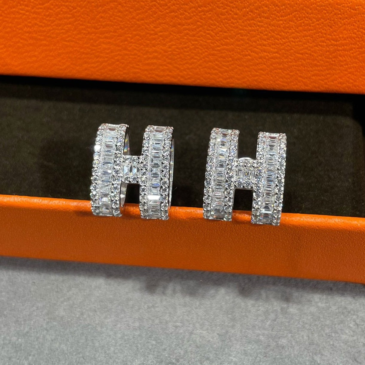 [Elowen Jewels]H STUD EARRINGS WITH SILVER DIAMONDS