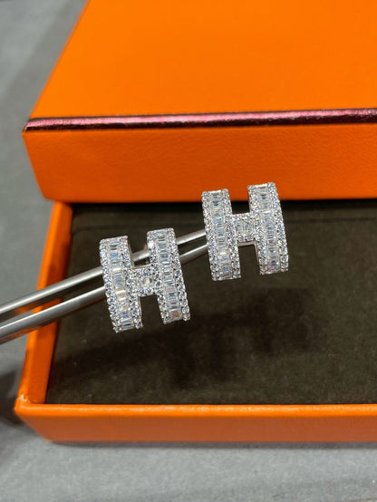 [Elowen Jewels]H STUD EARRINGS WITH SILVER DIAMONDS