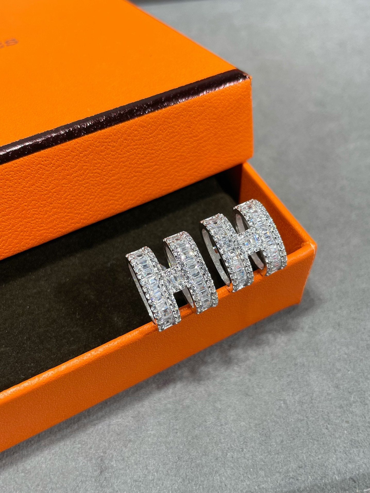 [Elowen Jewels]H STUD EARRINGS WITH SILVER DIAMONDS