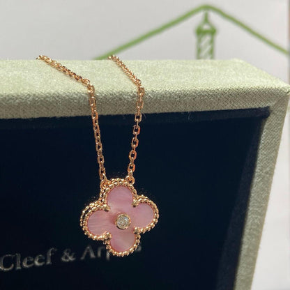 [Elowen Jewels]CLOVER 15MM DIAMOND PINK MOP NECKLACE