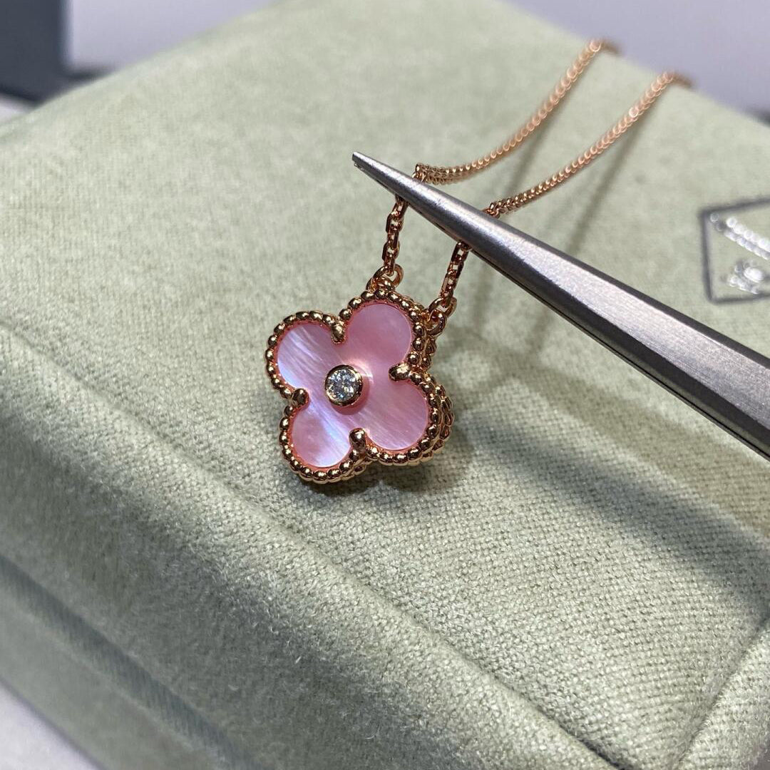[Elowen Jewels]CLOVER 15MM DIAMOND PINK MOP NECKLACE