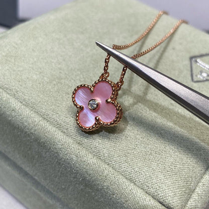[Elowen Jewels]CLOVER 15MM DIAMOND PINK MOP NECKLACE