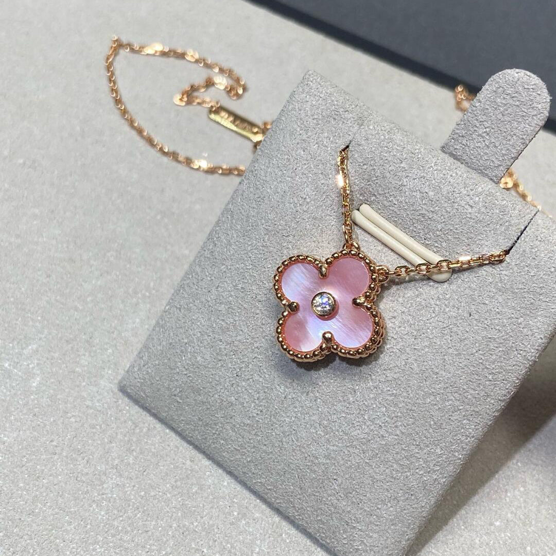[Elowen Jewels]CLOVER 15MM DIAMOND PINK MOP NECKLACE