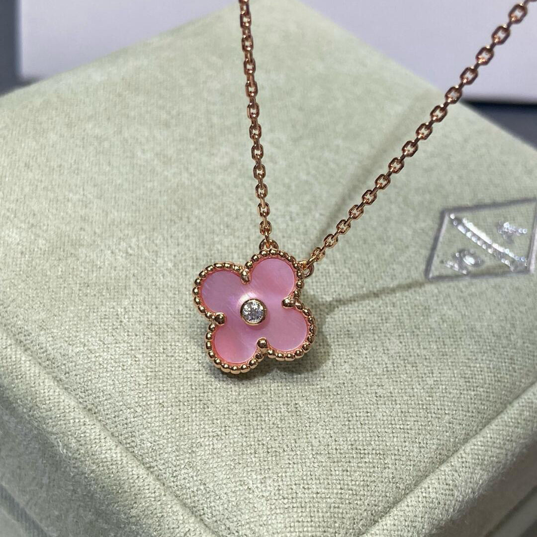[Elowen Jewels]CLOVER 15MM DIAMOND PINK MOP NECKLACE