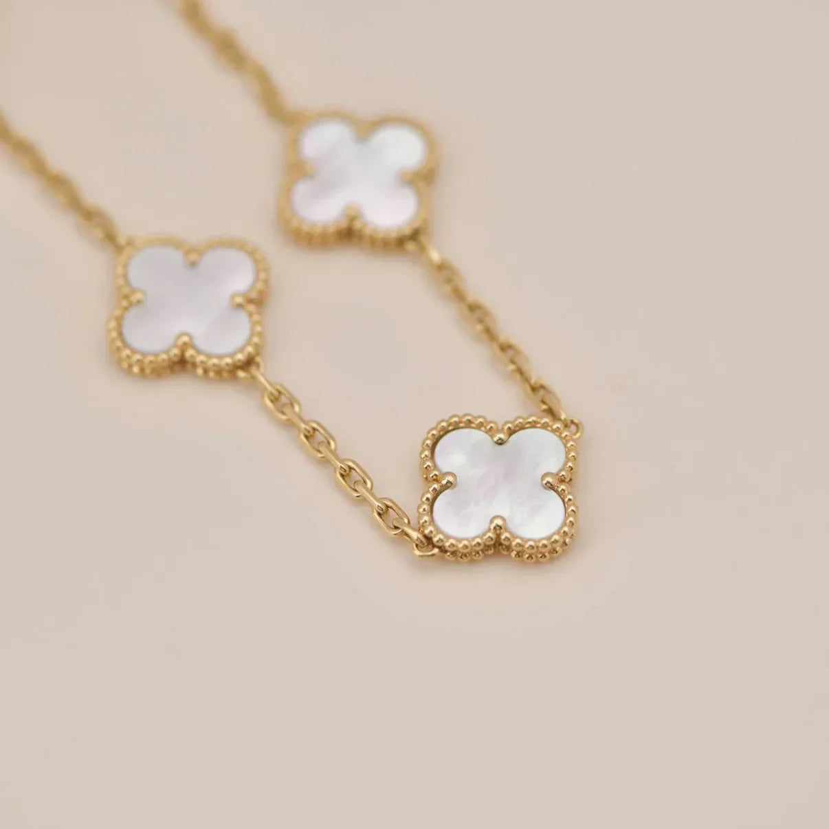 [Elowen Jewels]CLOVER WHITE PEARL MOP 5 MOTIF BRACELET COLLECTION