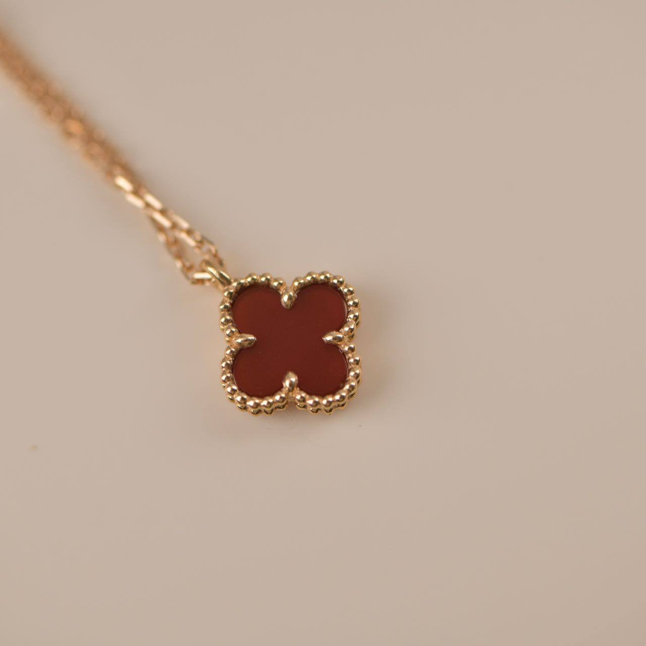 [Elowen Jewels]CLOVER MINI 9.5MM WHITE CARNELIANS NECKLACE