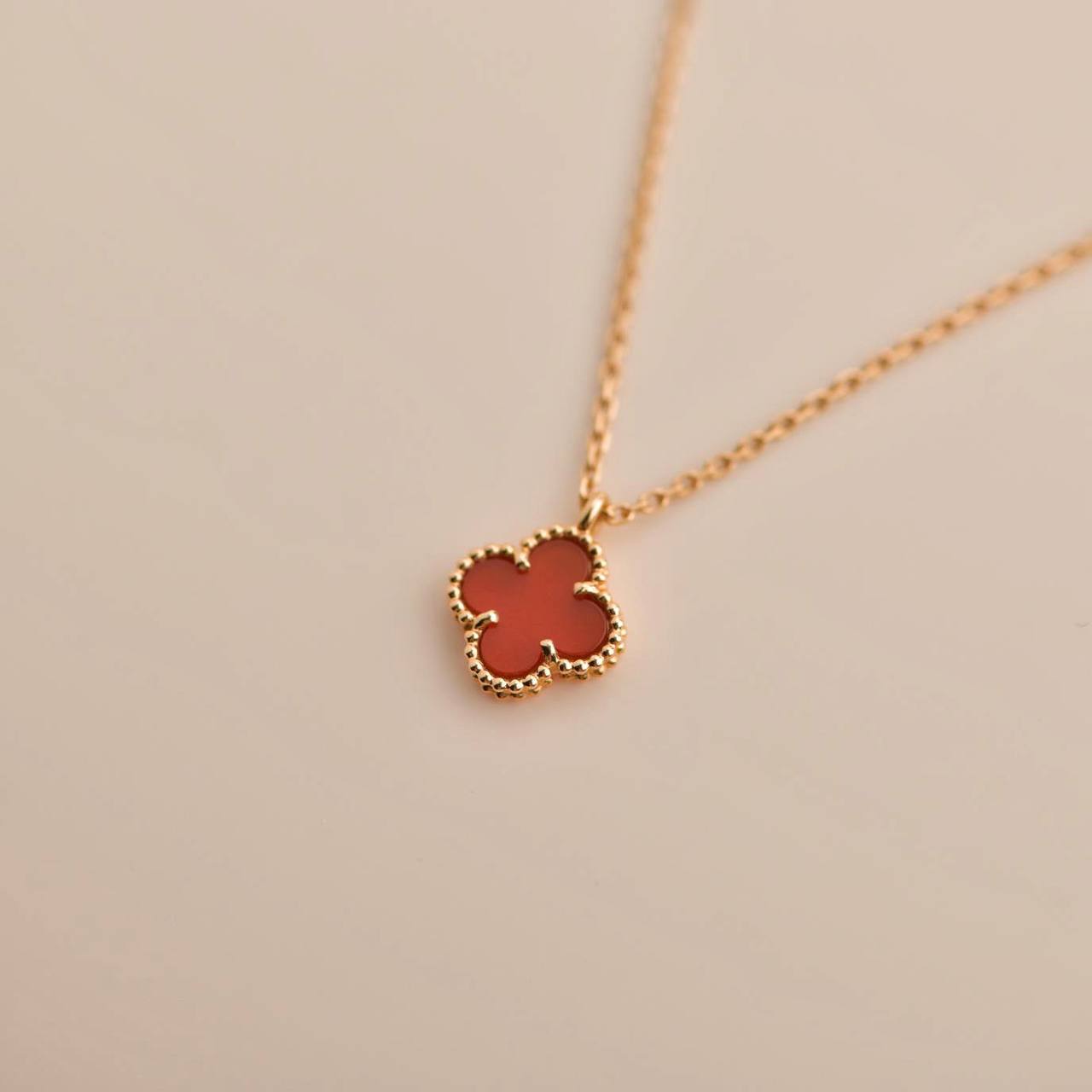 [Elowen Jewels]CLOVER MINI 9.5MM WHITE CARNELIANS NECKLACE