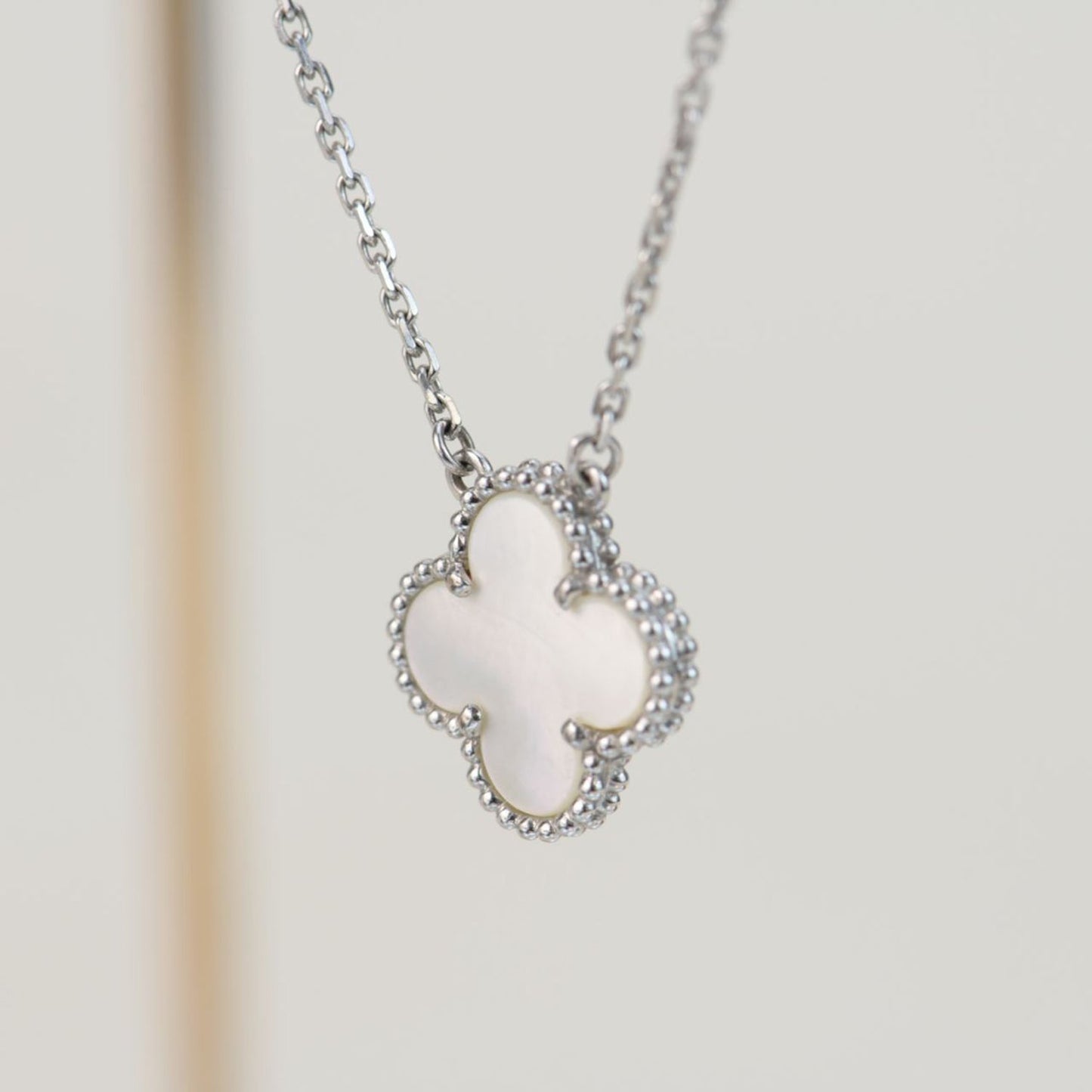 [Elowen Jewels]CLOVER  15MM WHITE MOTHER-OF-PEARL SILVER