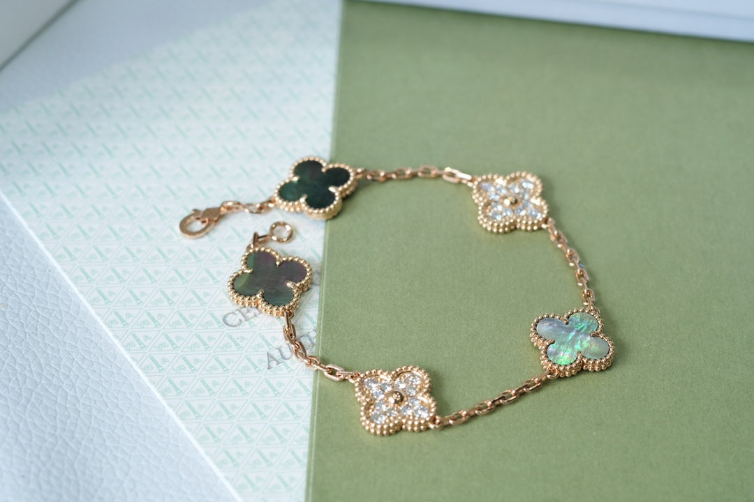 [Elowen Jewels] CLOVER 5 MOTIF GRAY MOP BRACELET COLLECTION
